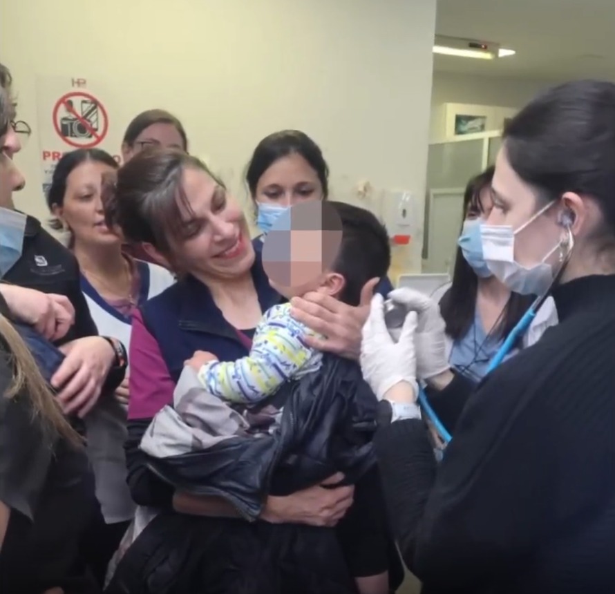 Rápida intervención policial: salvaron a un bebé que se asfixiaba en Capital